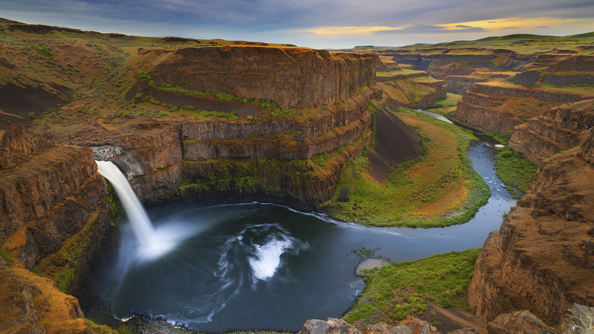 Palouse Falls on the Palouse river in spring, Washington state, USA