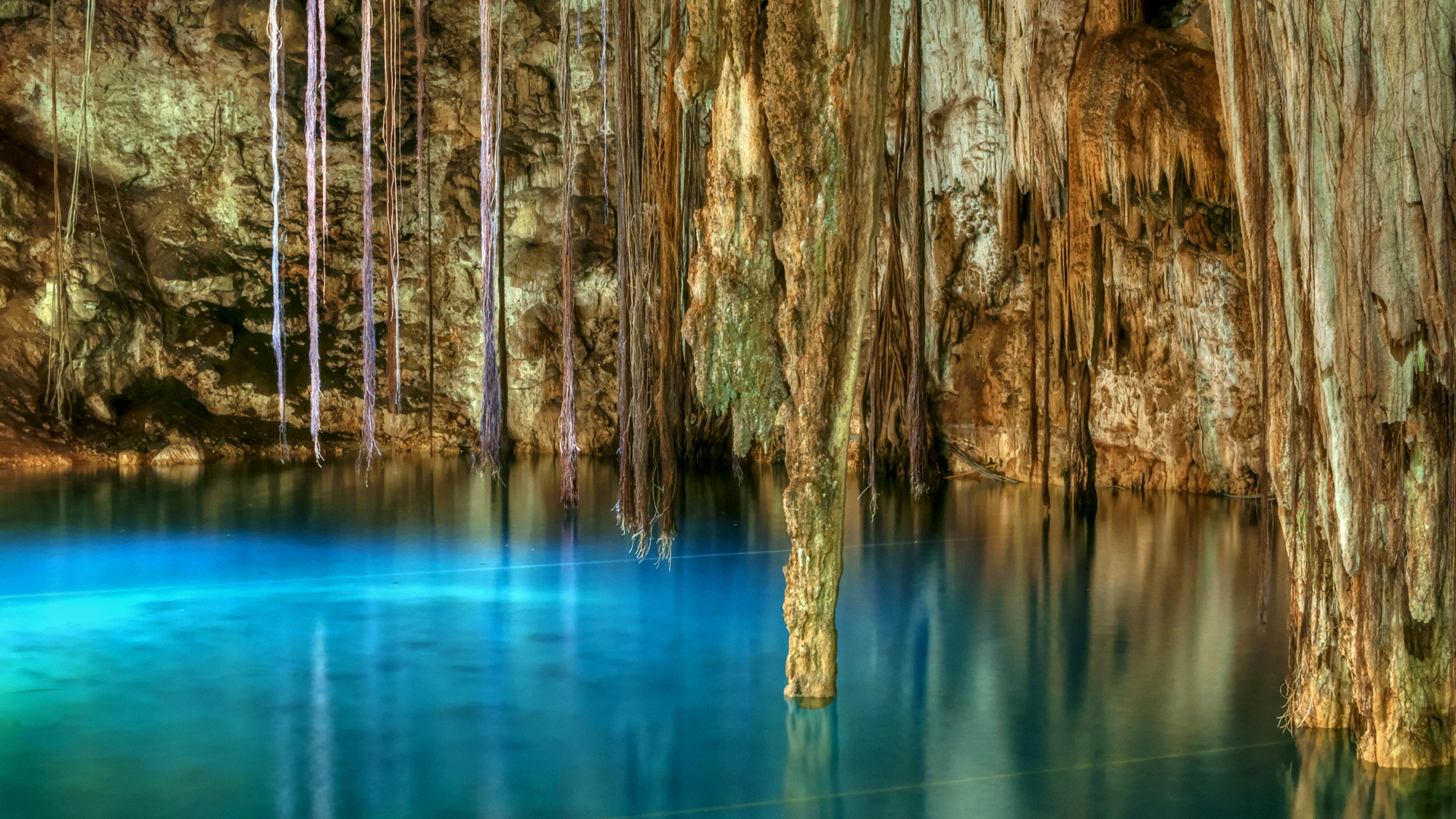 Clear blue water of Xkenken cenote in Dzitnup, Mexico