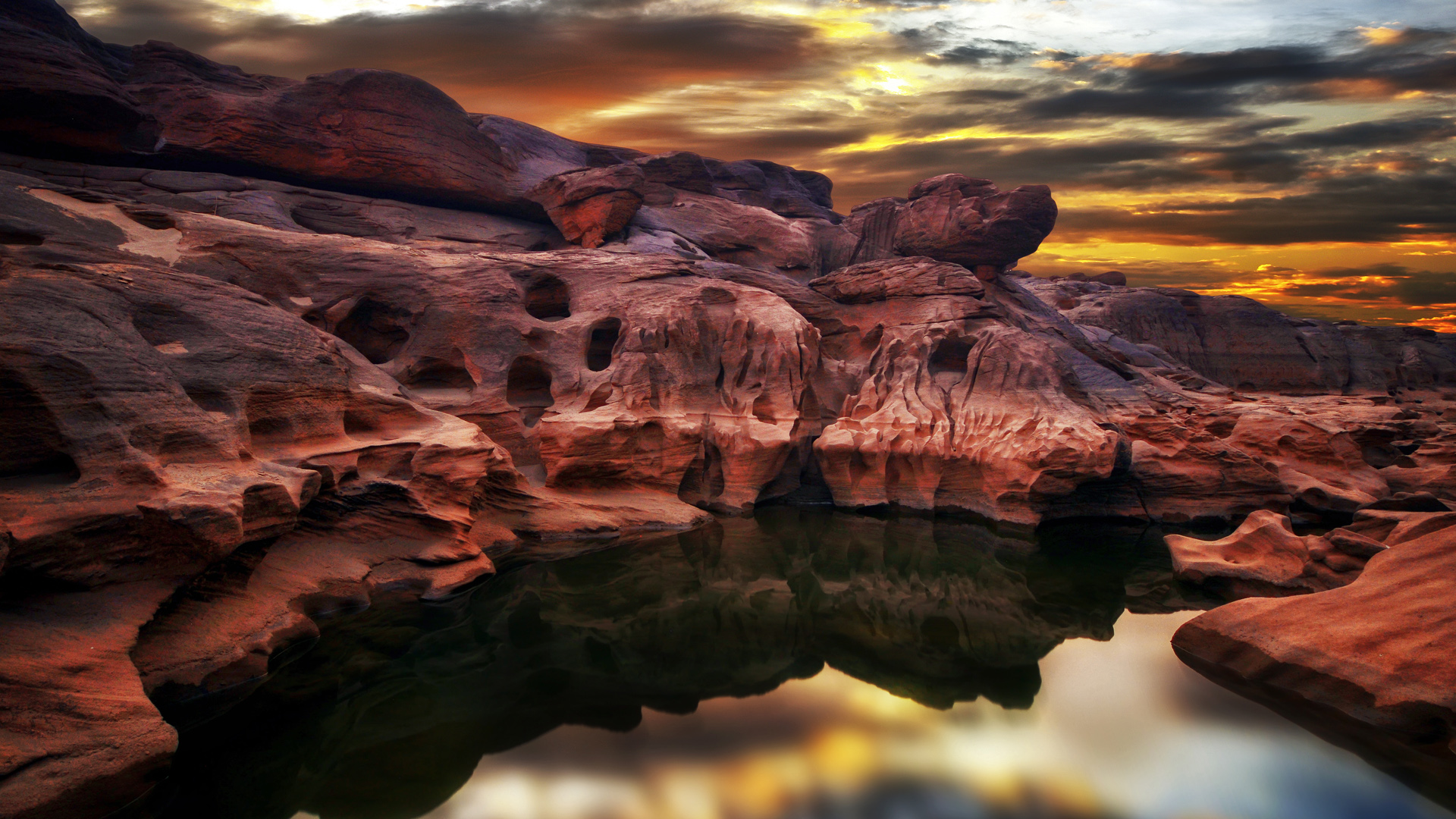Sam Phan Bok (3000 holes), the grand canyon of Thailand