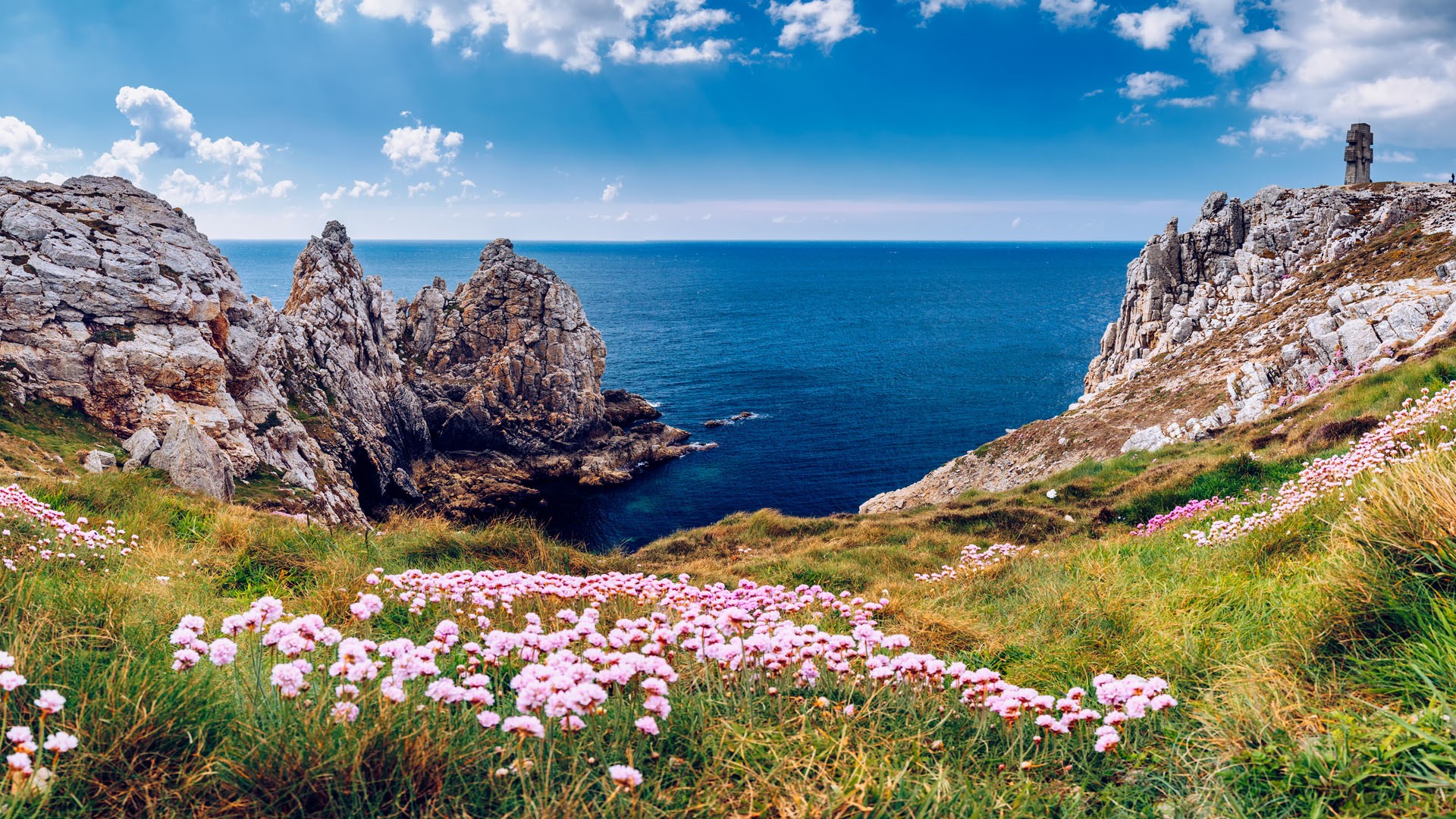 Pointe de Pen-Hir with the Monument to the Bretons of Free France, Camaret-sur-Mer
